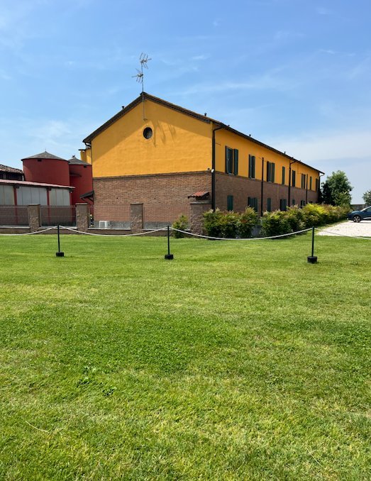 Edificio immerso nel verde